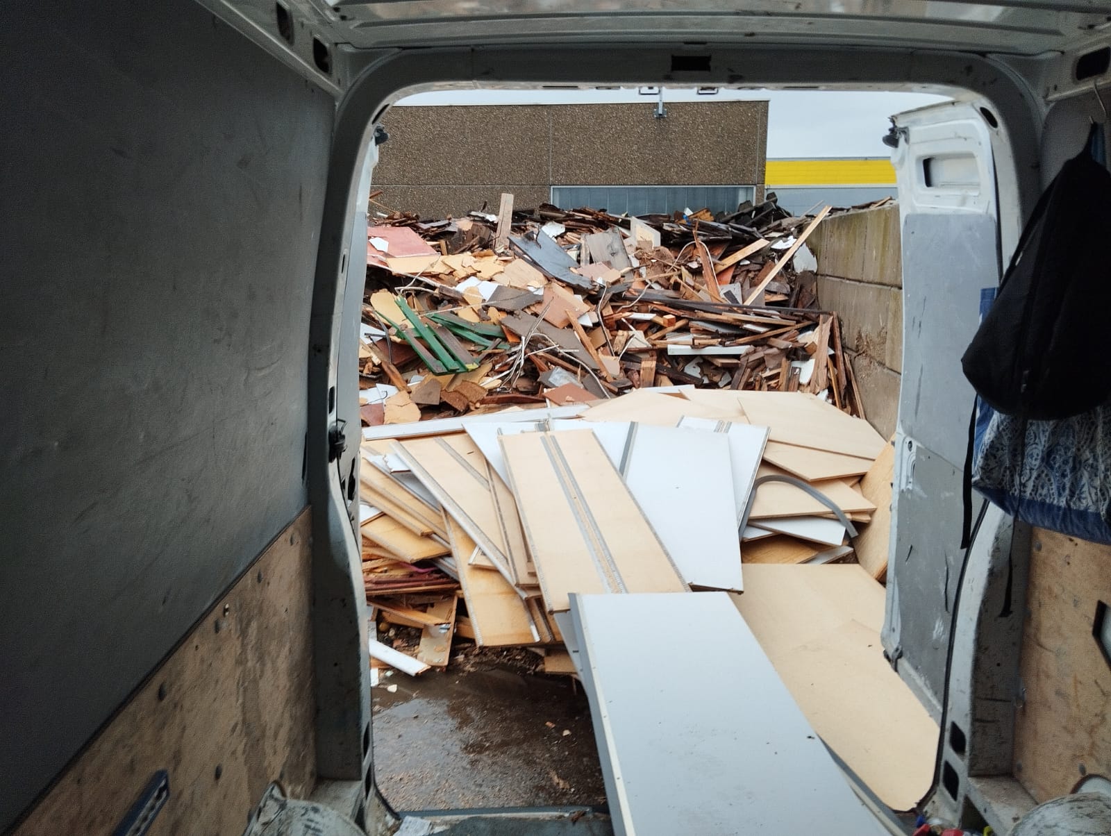 Transporter geöfnet von Innen mit kleiner Rutsche aus einer Seitenwand